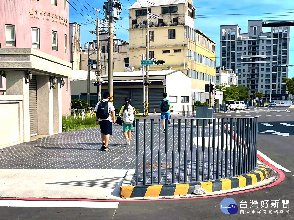 擴大路口轉角路口行人停等空間設置欄杆以保護行人