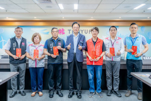 桃園市長張善政頒發「114年度工程品質督導小組績效考核」績優單位獎座。