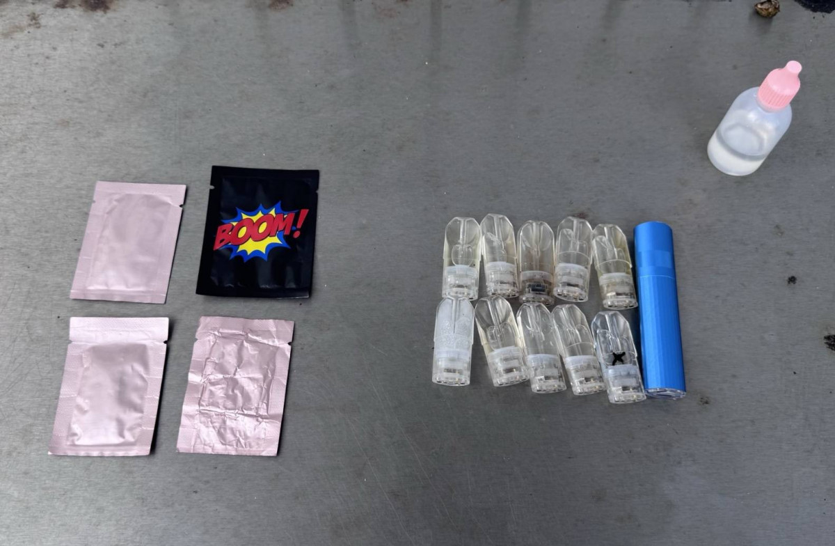 查獲依托咪酯及毒品咖啡包等證物。