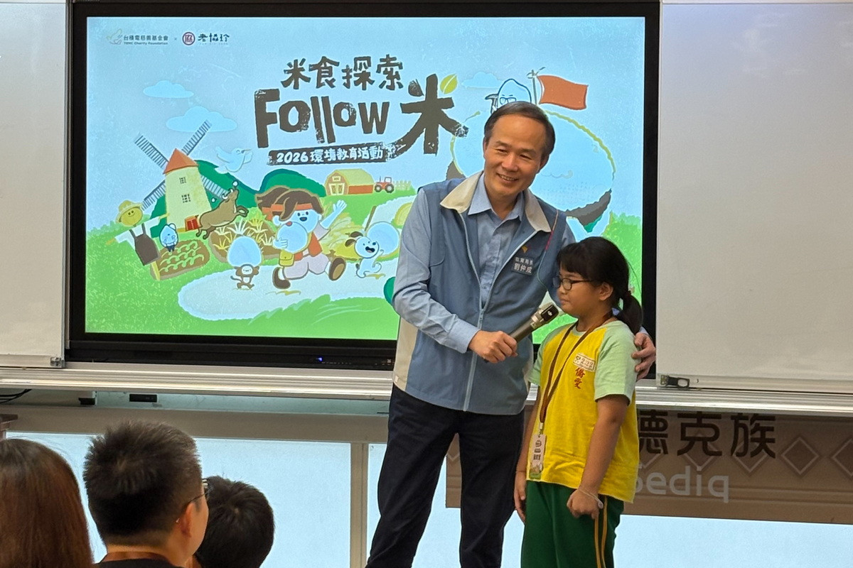 桃園市政府教育局長劉仲成於「2026環境教育活動」中和小朋友們互動。<br />