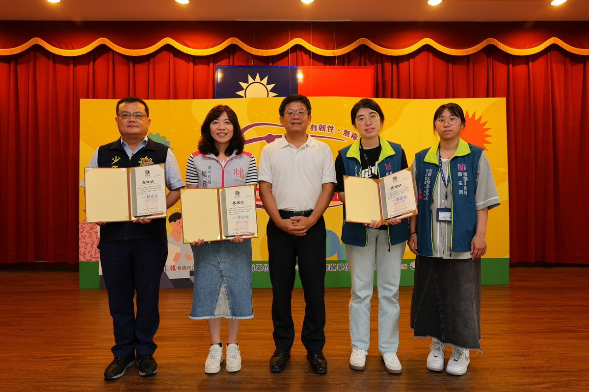敦品中學「青春微光」校園宣講活動合影。