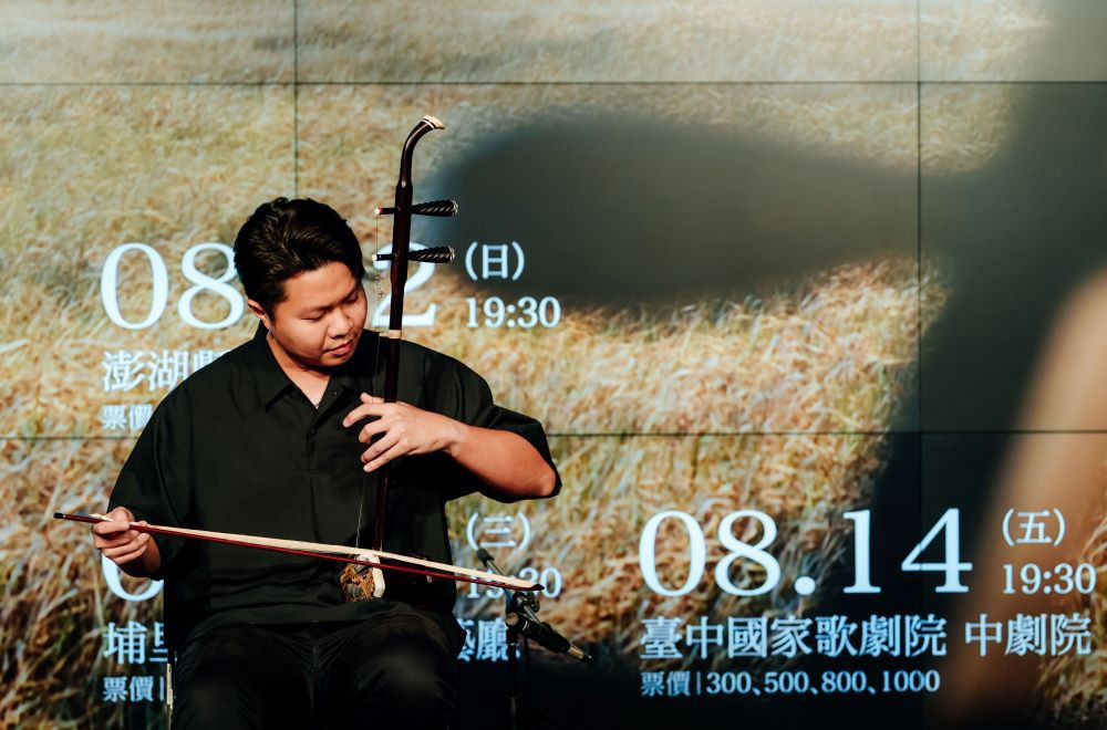 歌劇院6月藝術好朋友分享會-DF現代音樂樂團首席蔣秉鈞演奏《海烽流火》中的〈餘燼〉片段。(圖/臺中國家歌劇院-攝影陳建豪)