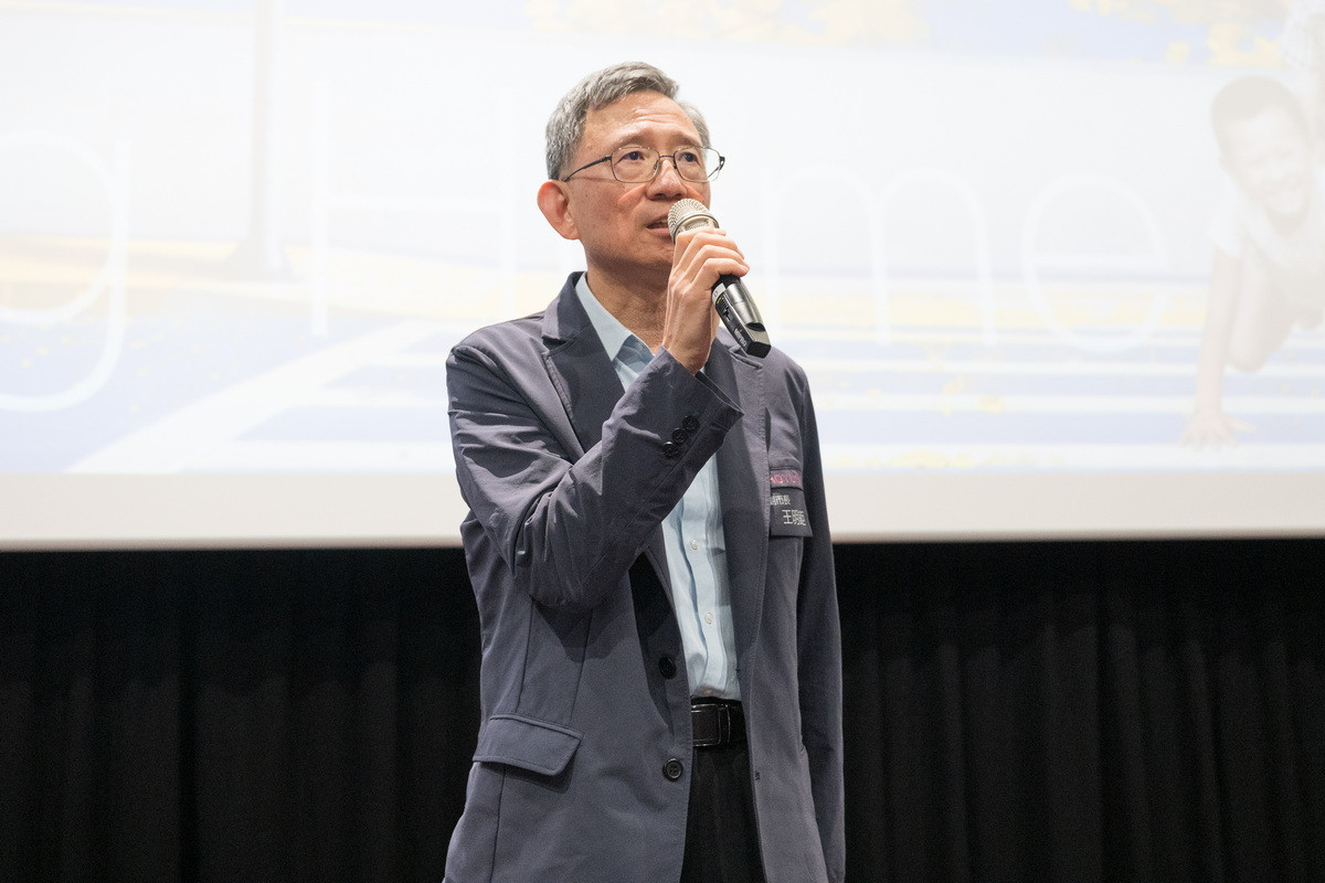 桃園市副市長王明鉅於「航空城人文紀錄片《回家路上》」首映會中致詞。<br />