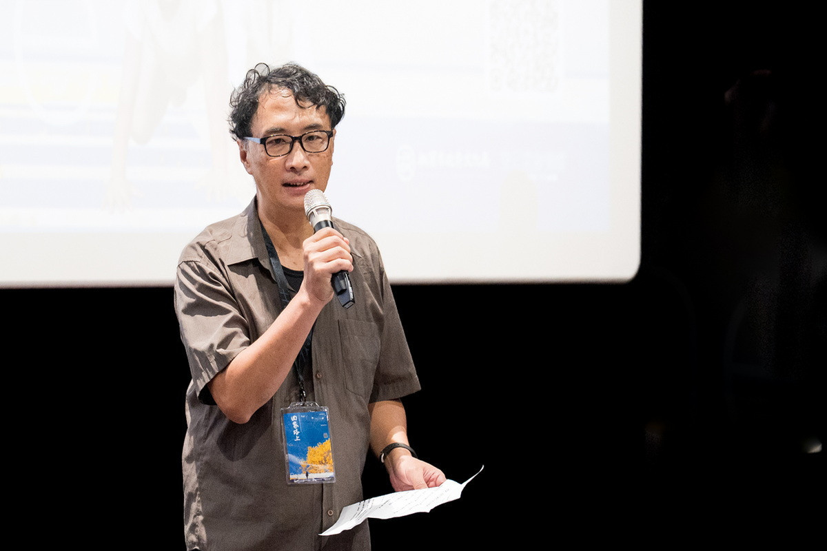 導演李立劭於「航空城人文紀錄片《回家路上》」首映會中致詞。<br />