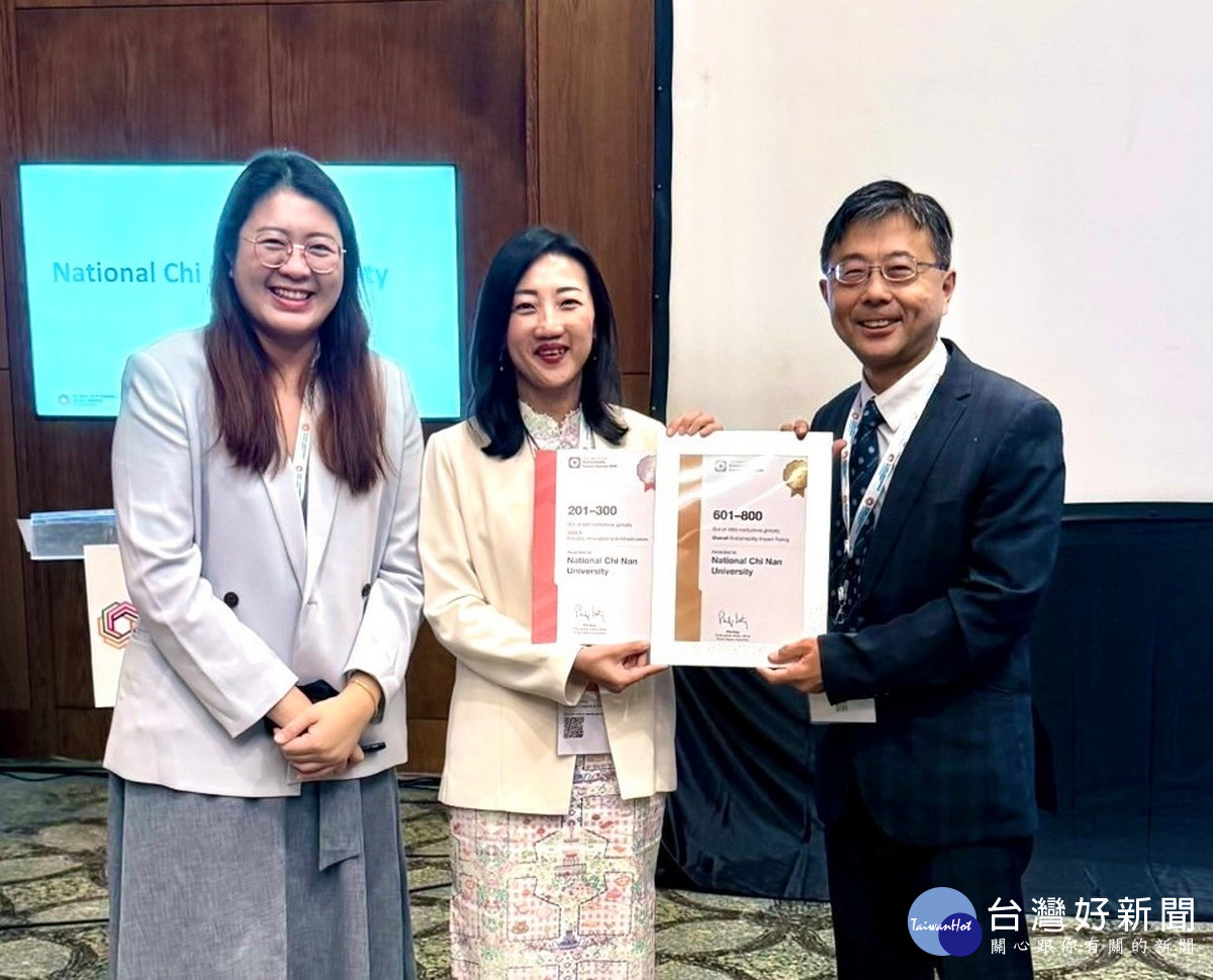 國立暨南國際大學環境保護暨安全衛生中心主任劉一中（右）與THE亞太區總裁林薇薇Lim Mei Mei（中）及THE韓國與臺灣區域總監Sylvia Kee（左），於印尼雅加達會場合影（暨大提供）<br />
<br />
