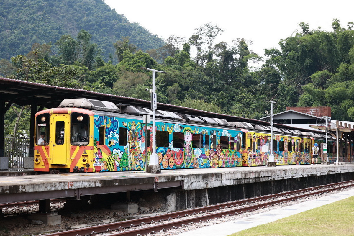 圖說：彩繪列車。