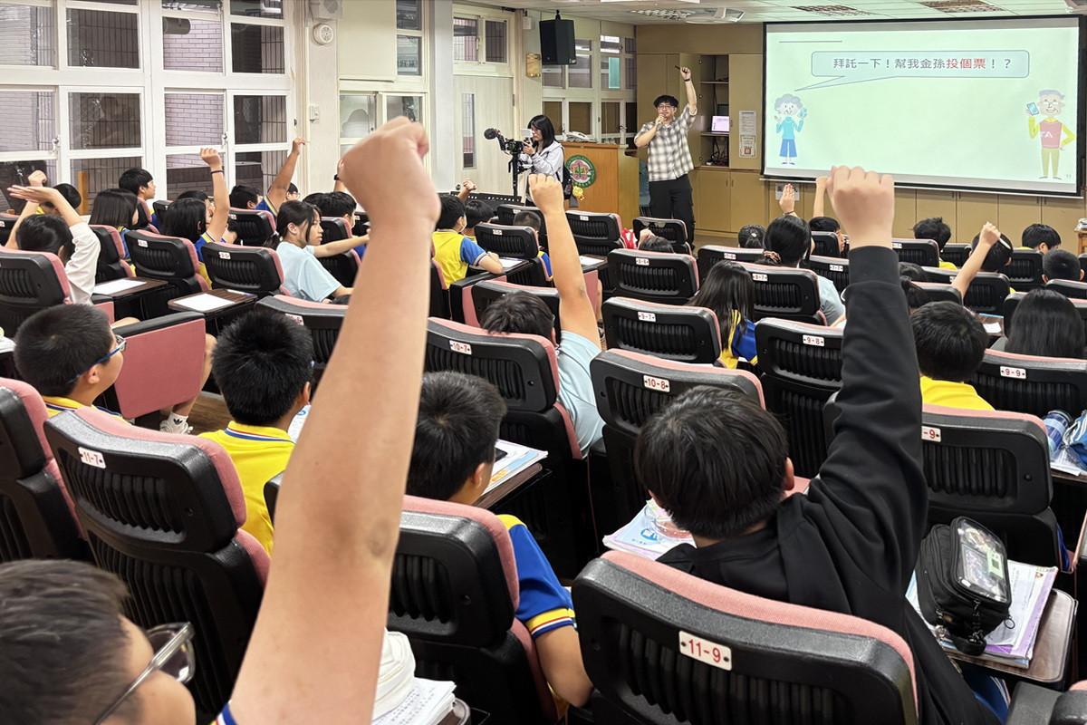小朋友與講師熱情互動爭相舉手回答問題。<br />
