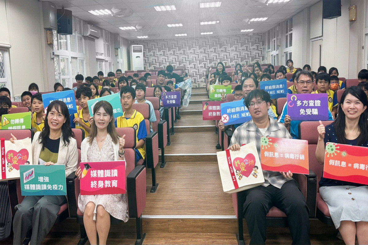 桃市府新聞處攜手桃園市在地三家有線電視，前進蘆竹區公埔國小舉辦「媒體體驗營」。<br />
