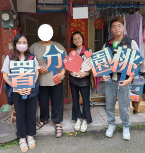 桃園分署愛心社同仁前往李女住家關懷訪視。