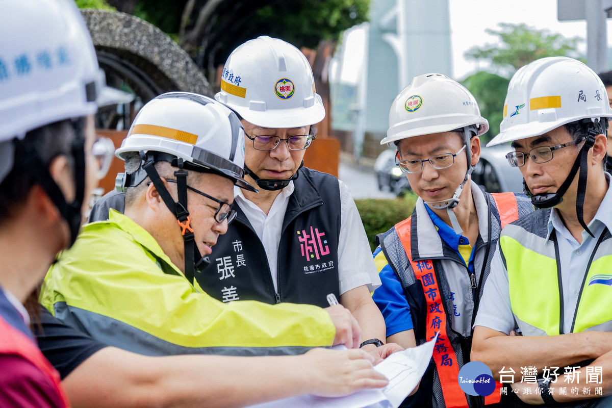 米克拉颱風強降雨鋒面來襲　張善政視察水情中心及經國路與莊敬路口災損