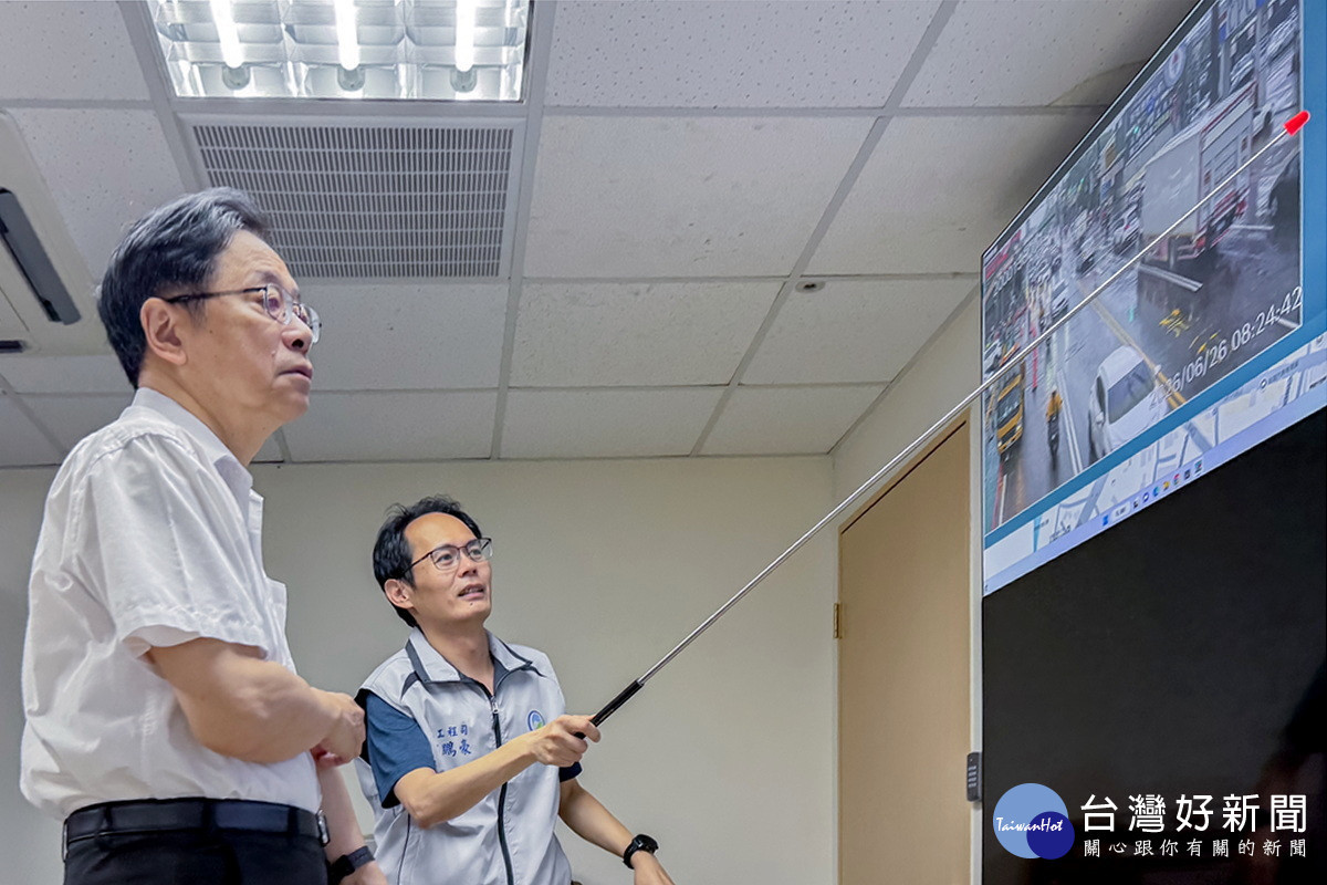 米克拉颱風強降雨鋒面來襲，桃園市長張善政於水務局水情中心聽取報告並進行指揮調度。<br />
