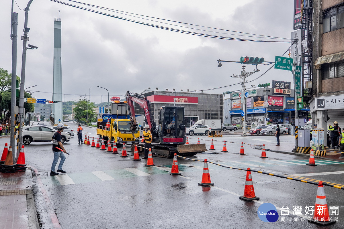 桃園區經國路與莊敬路口出現局部路面受損及溢流，工程人員進行搶修。<br />
