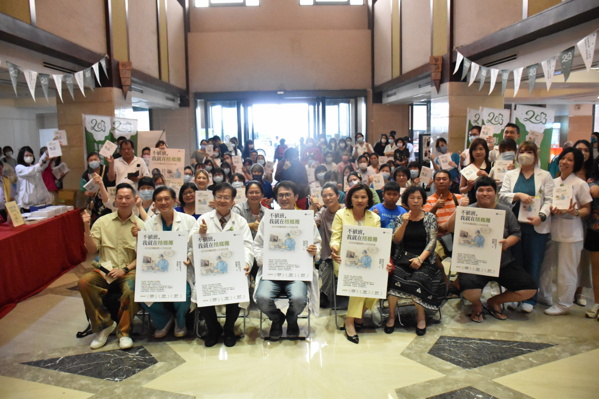 白袍外的生命故事，林建華《不值班，我就在檳榔攤》新書發表百人排隊簽書。圖／秀傳提供