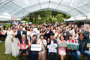 南投縣第49屆集團結婚充滿幸福氛圍。（南投縣府提供）
