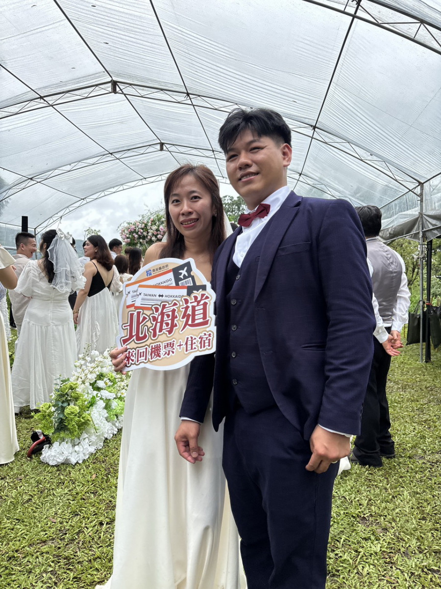 這對新人獲北海道來回機票的大禮。（南投縣府提供）