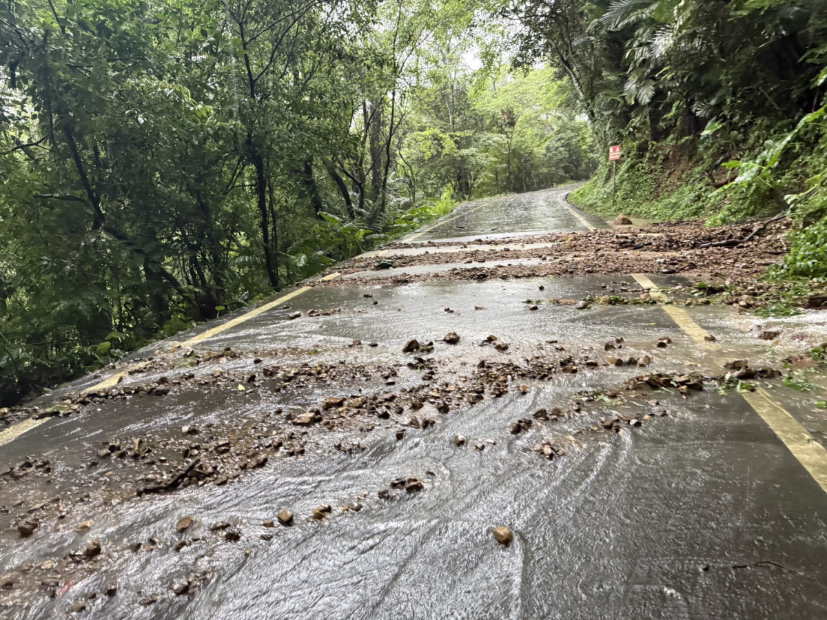 後慈湖園區步道局部發生坍方，地面濕滑泥濘，考量遊客通行安全，暫停開園。