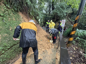 後慈湖園區步道局部發生坍方，地面濕滑泥濘，考量遊客通行安全，暫停開園。