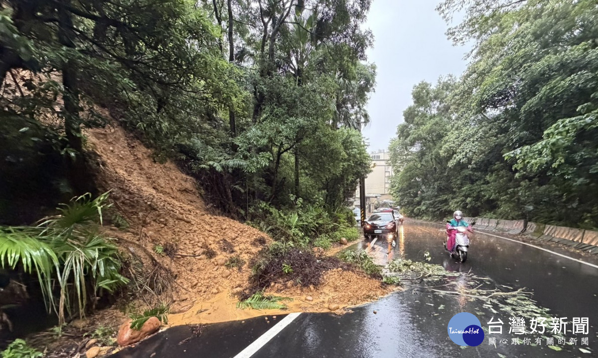 楊梅土石崩落泥流封路　警方不畏豪雨管制疏導