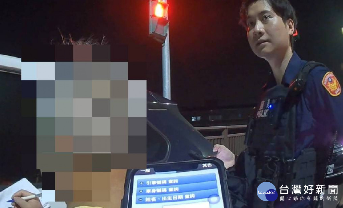 大雨將至老翁夜間散步迷途,，大崙警執行防飆勤務及時協助返家。