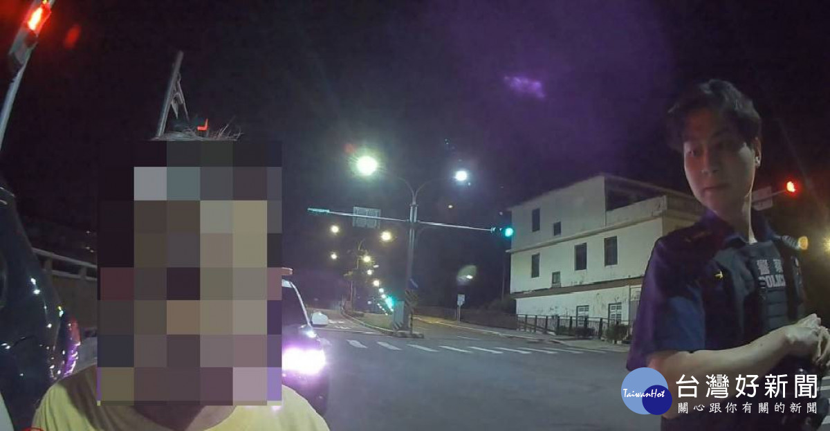 大雨將至老翁夜間散步迷途　警執行防飆勤務及時助返家