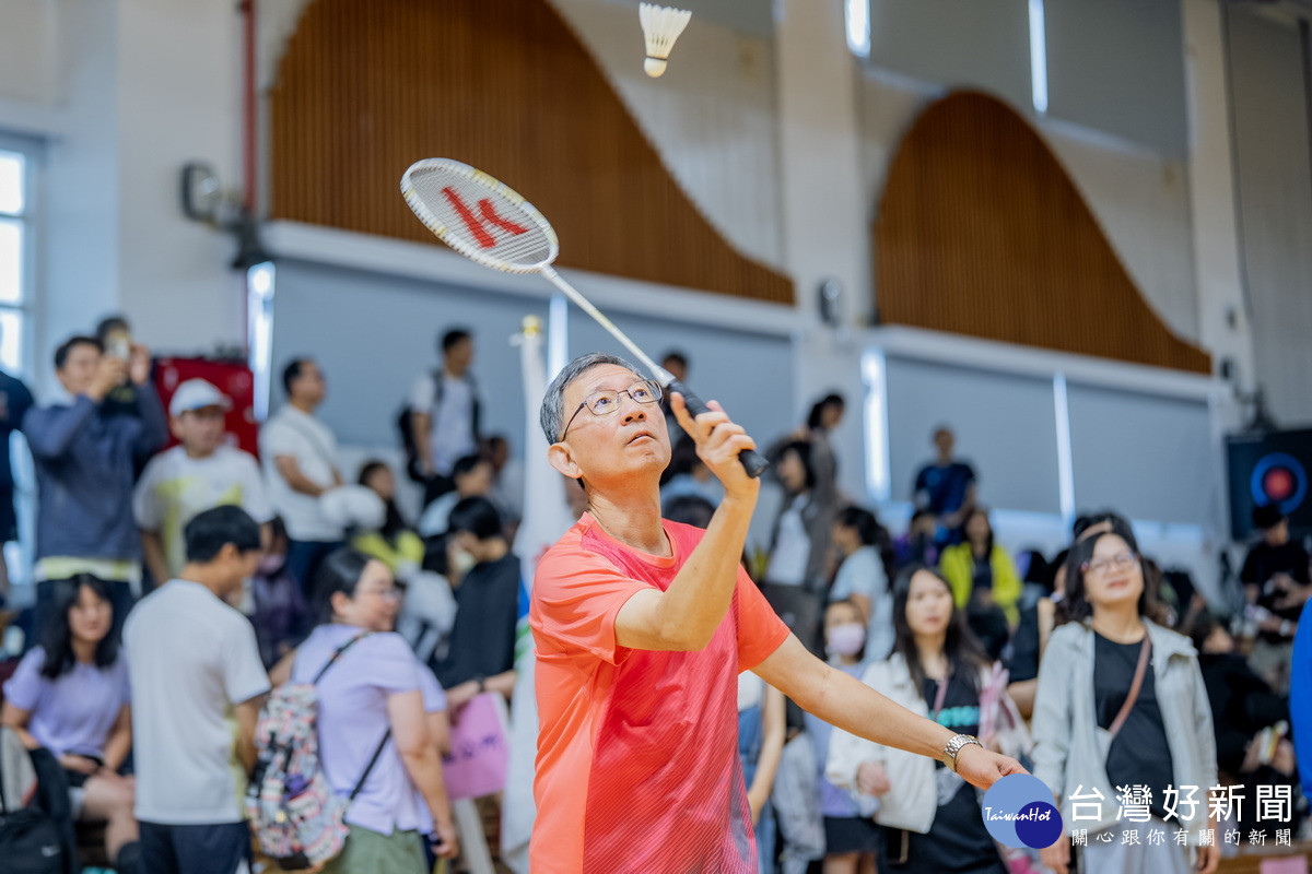 桃園市副市長王明鉅出席「桃園市第10屆公教人員羽球錦標賽」主持開球儀式。<br />
