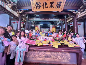 開化寺「臨試抱佛腳」祈福登場，60名考生抱佛腳迎戰考季。圖／彰化市公所提供