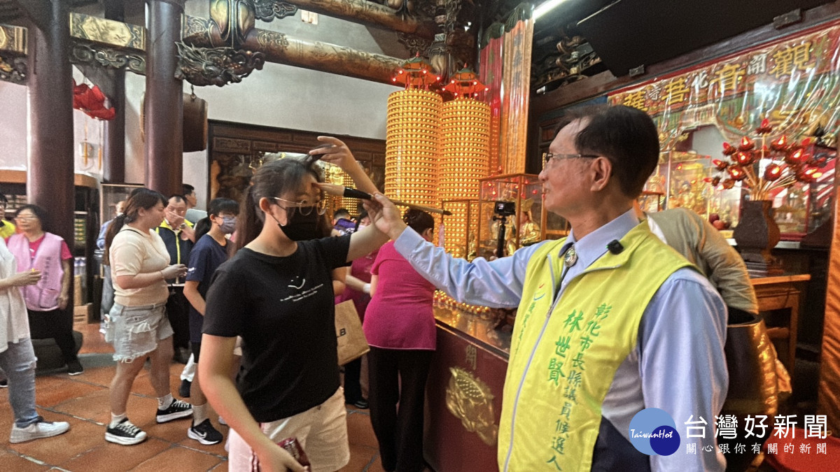 開化寺「臨試抱佛腳」祈福登場，60名考生抱佛腳迎戰考季。圖／彰化市公所提供