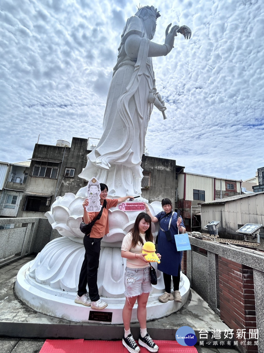 開化寺「臨試抱佛腳」祈福登場，60名考生抱佛腳迎戰考季。圖／彰化市公所提供