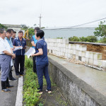 楊文科會同湖口鄉長吳淑君視察波羅汶溪護岸崩塌。