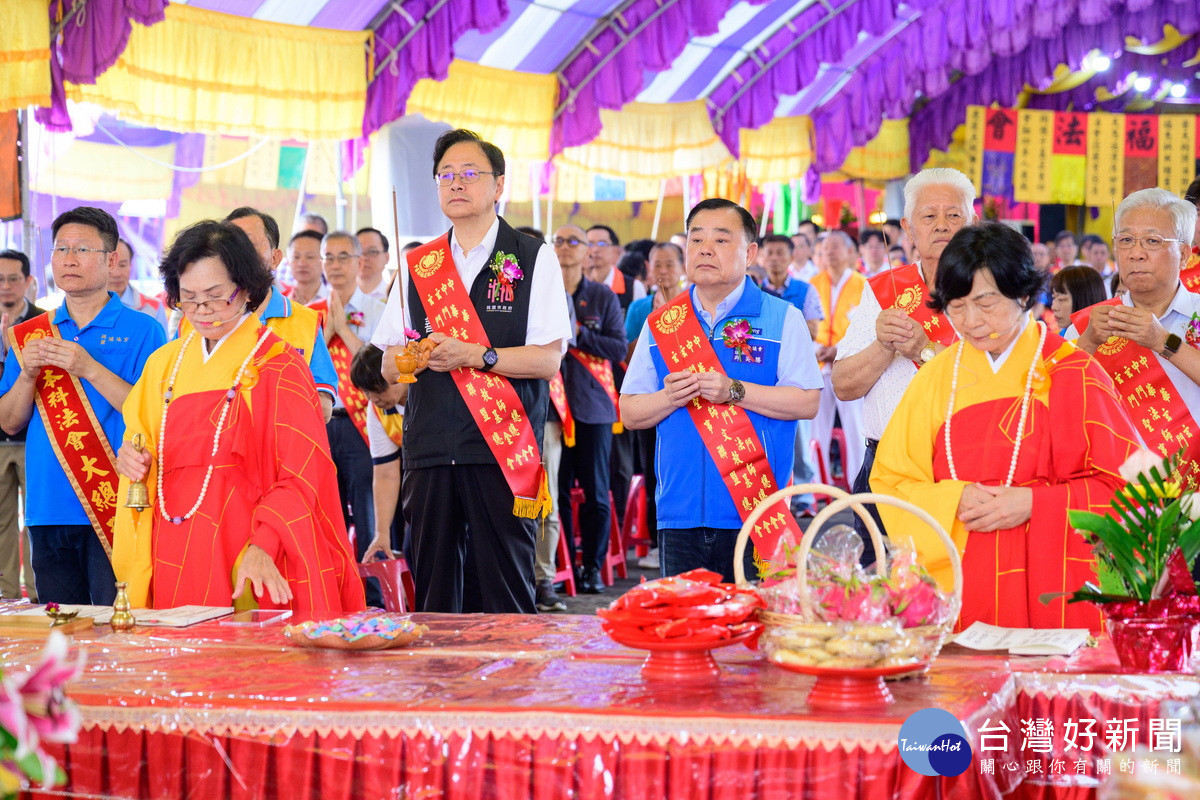 桃園市長張善政出席「中華玄門總會桃園祈安錫福法會齋天祈福科儀」祈願桃園平安順遂。<br />
