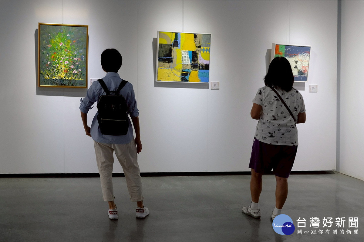 民眾參觀台灣EZ Art協會「東方．光．希望─台灣東方美學大展」。<br />
