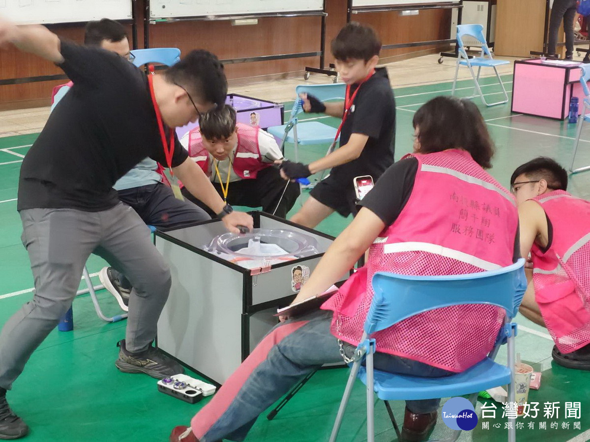 選手認真較勁裁判仔細盯住。（簡千翔服務處提供）