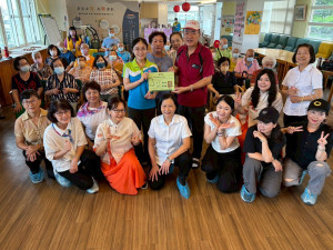 亞太鹿港渡假村公益樂團走進秀和苑陪伴長輩。圖／秀傳提供
