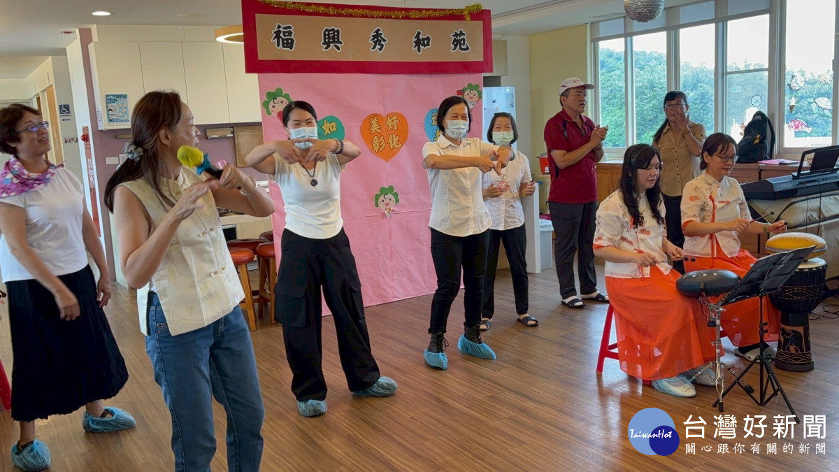 亞太鹿港渡假村公益樂團走進秀和苑陪伴長輩。圖／秀傳提供