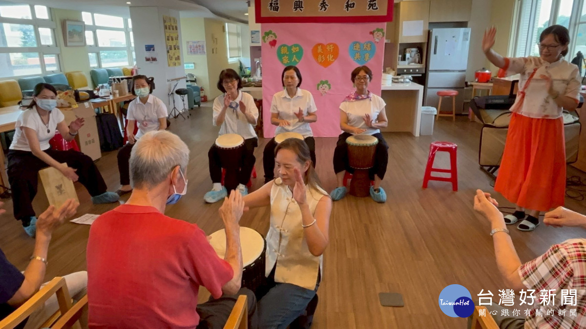 亞太鹿港渡假村公益樂團走進秀和苑陪伴長輩。圖／秀傳提供