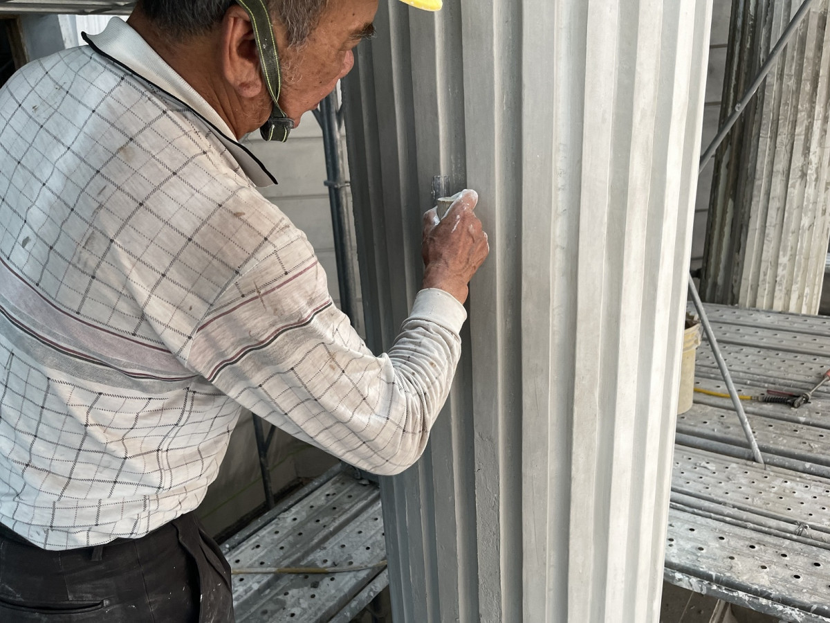 李昆山師傅以模具施作圓柱體拖線