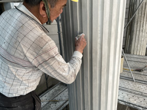 李昆山師傅以模具施作圓柱體拖線