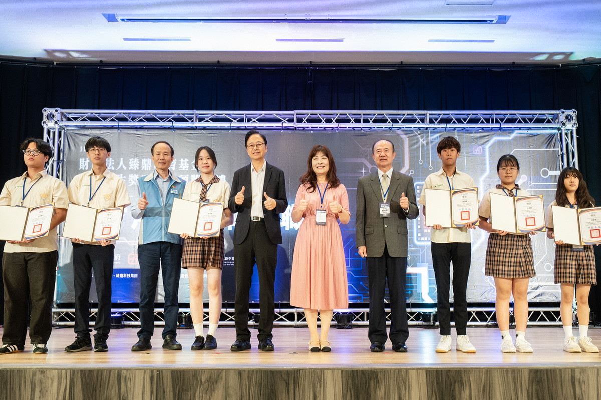 桃園市長張善政頒發115年度「財團法人臻鼎教育基金會優良學生獎助學金」。