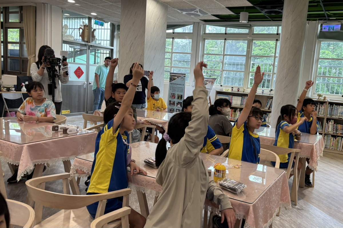 小朋友與講師熱情互動踴躍舉手回答問題。<br />
