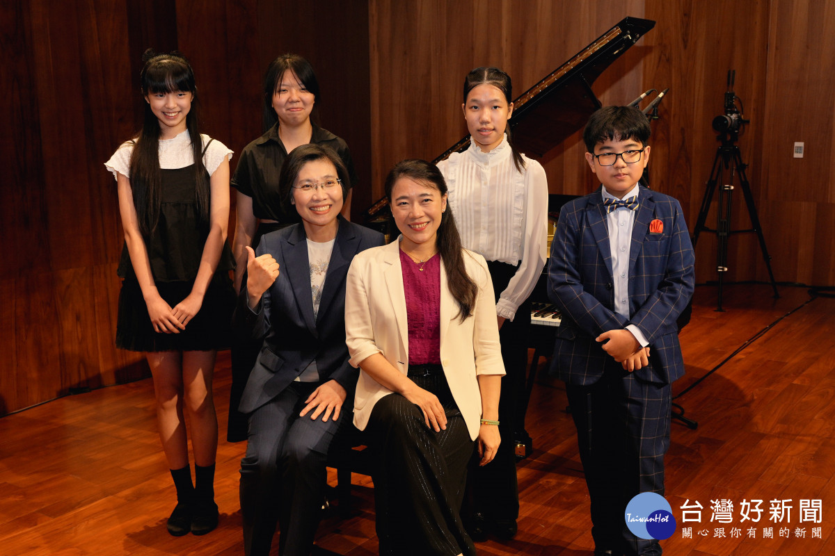 國際鋼琴大師胡瀞云新竹縣現場演奏，並指導四位新竹縣學子琴藝。