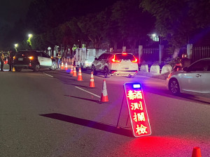 動員愈百警力雷霆除暴，中壢警強勢掃蕩毒、酒駕，單月查獲百件。