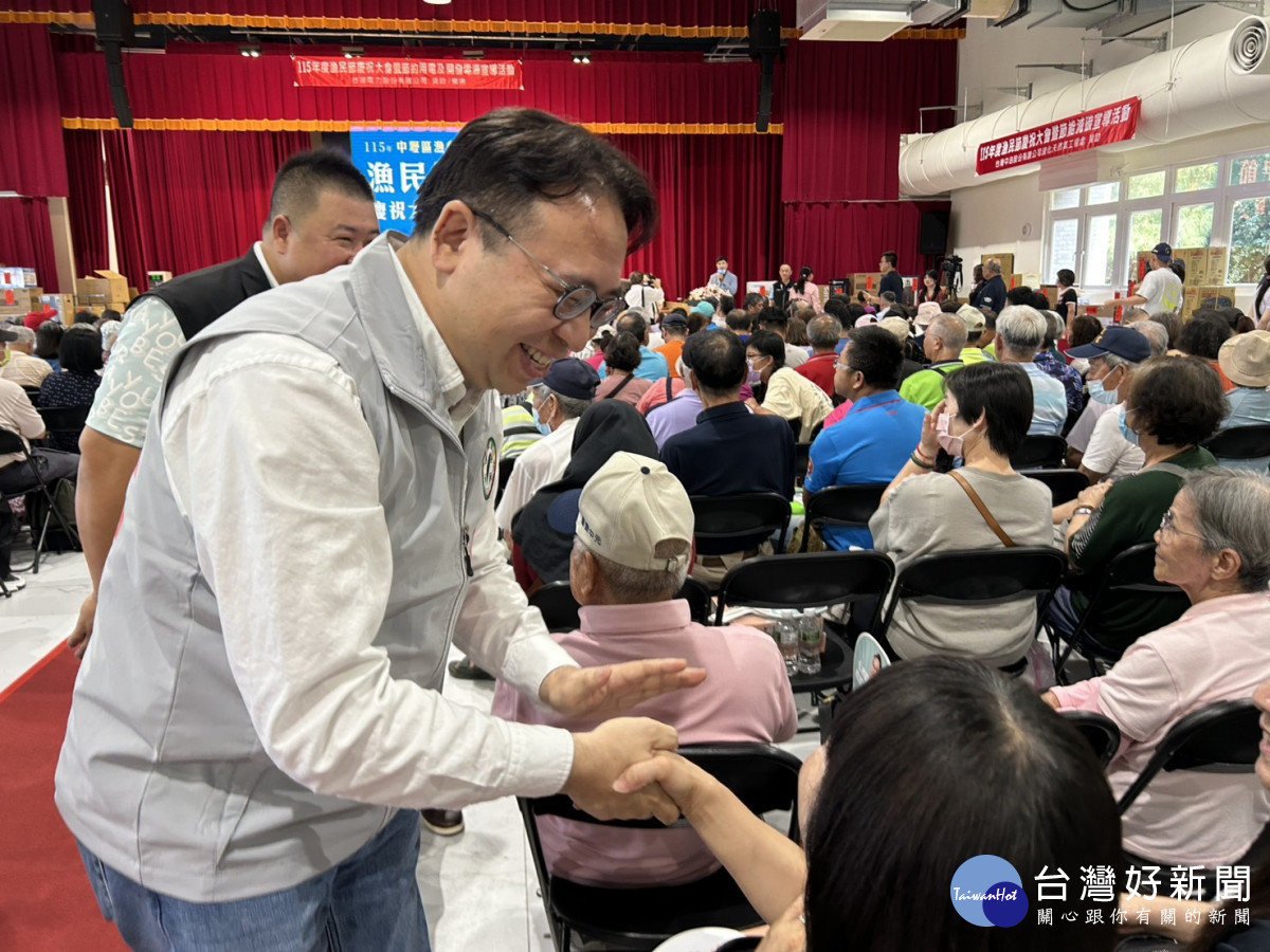 黃世杰向長年在桃園沿海打拚經濟的漁民朋友致意、問候。