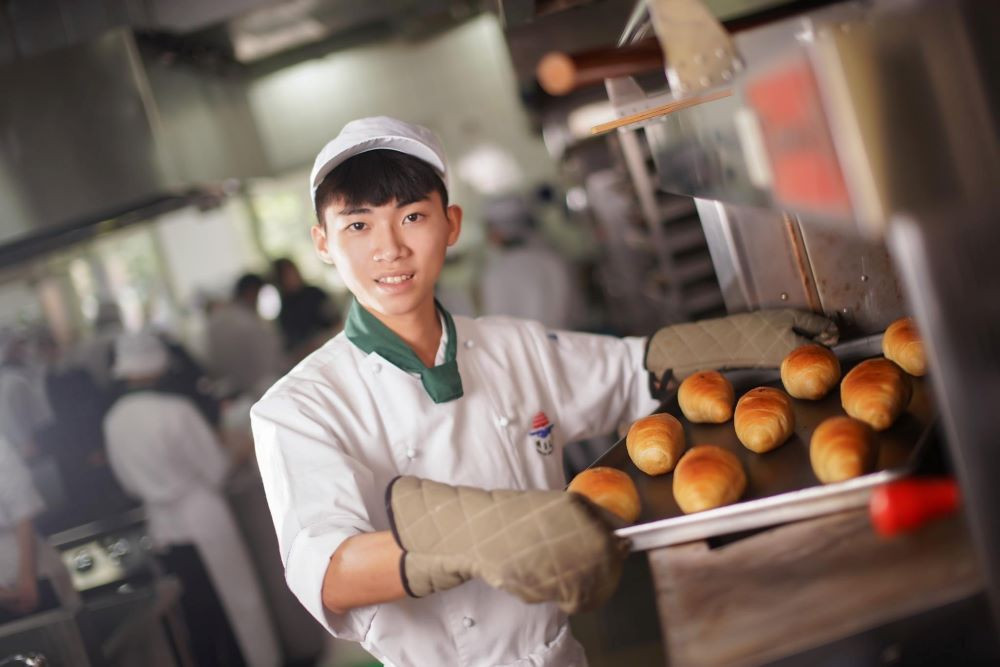今年共有數十位同學成功取得中餐烹調乙級證照、烘焙食品乙級證照、女子美髮乙級證照，展現學校優質的技職培育成果-學生展現烘焙成果。(圖/明台高中)