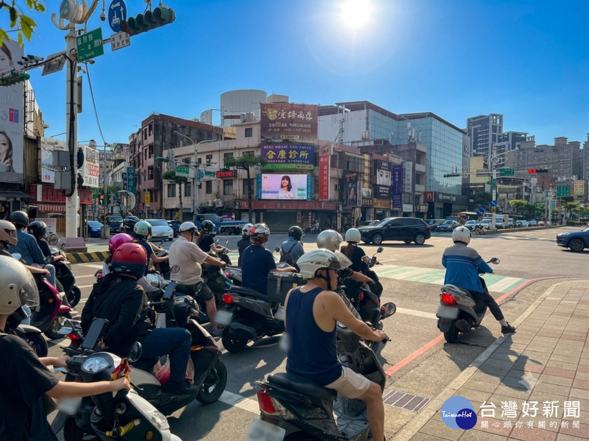 桃園市政府交通局依據各路口的特性分別調整秒數，讓廣大機車族在炎炎夏日中能少吹一點熱風。<br />
<br />
