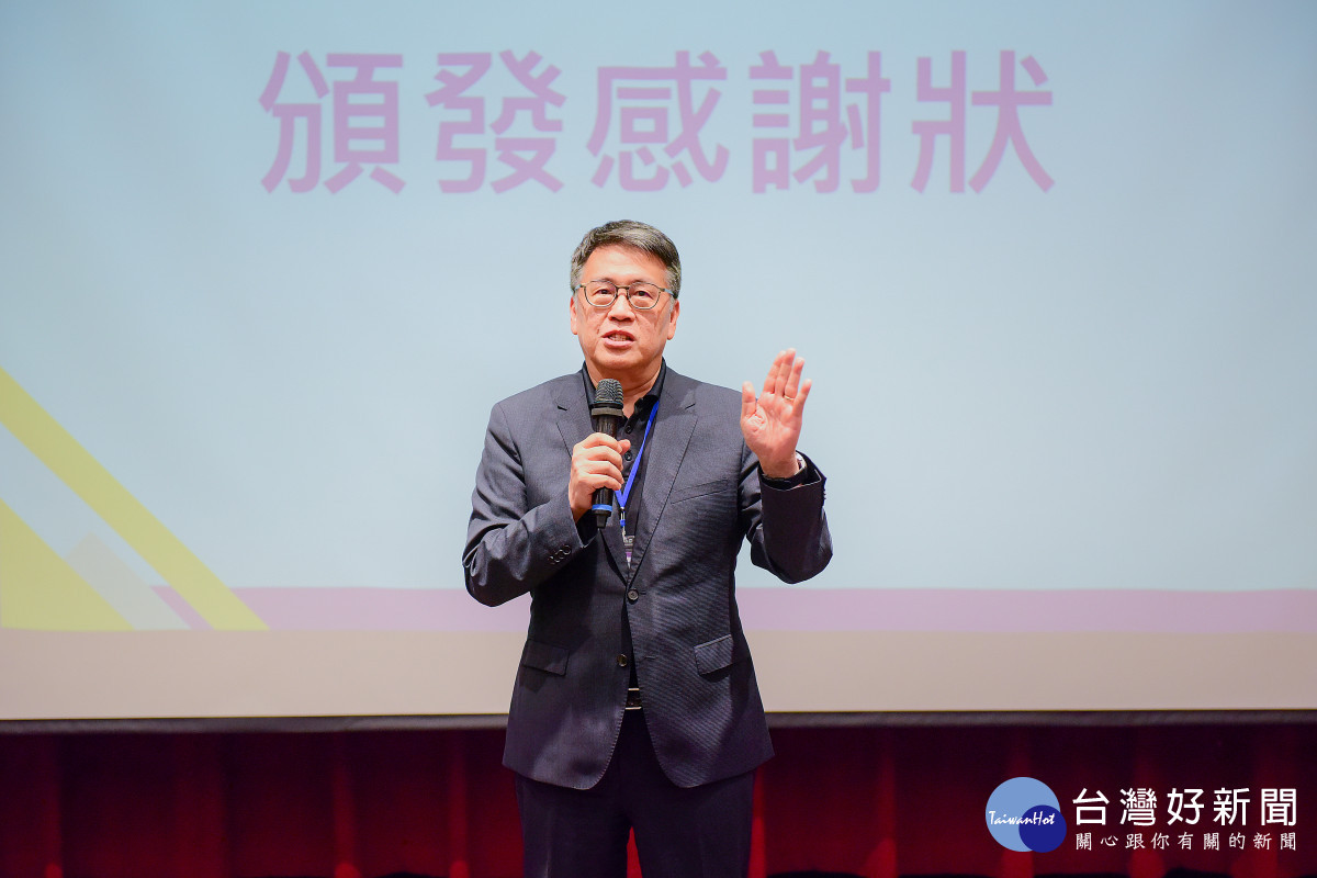 躍馬中原基金會董事長謝建新鼓勵行政同仁持續精進，讓AI創新成果落實校園服務。<br />
<br />

