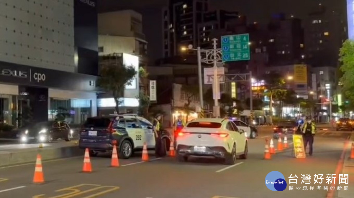 桃園市政府警察局執行全國同步擴大取締毒（酒）駕專案勤務，加強攔查可疑車輛，全面防制毒駕危害交通安全。