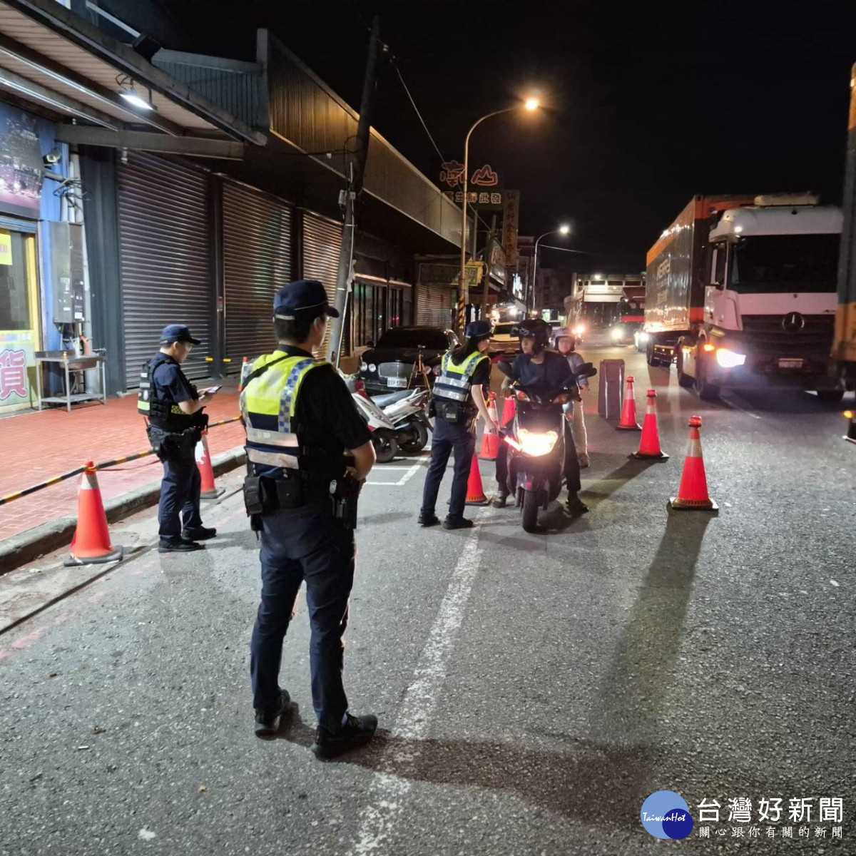 桃園市政府警察局執行全國同步擴大取締毒（酒）駕專案勤務，加強攔查可疑車輛，全面防制毒駕危害交通安全。