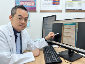 心臟內科曾敏昇醫師透過心電圖揪出布魯格達氏症候群，當心臟肌肉裡的鈉離子通道不正常放電，導致發出的電訊異常，會出現致命性心搏過速與心跳異常。