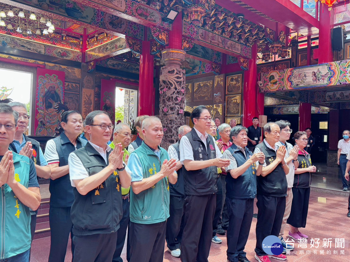 張市長與貴賓參香祈福。