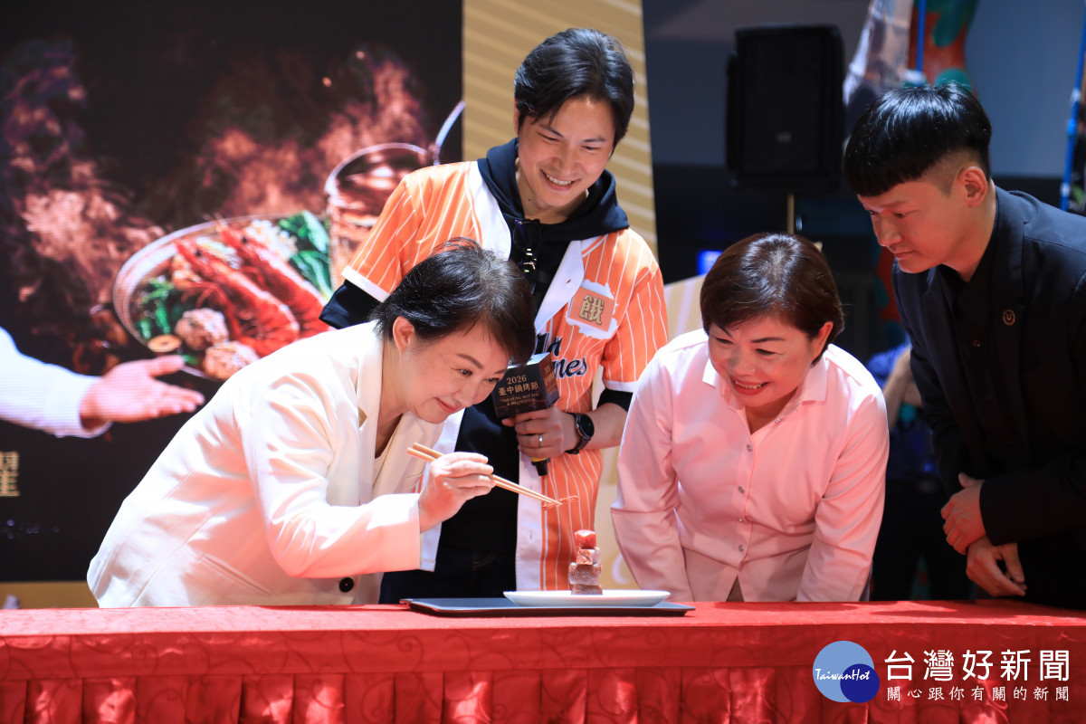 盧市長與《飢餓遊戲》主持人孫協志一起玩互動遊戲 - 鍋烤疊疊樂